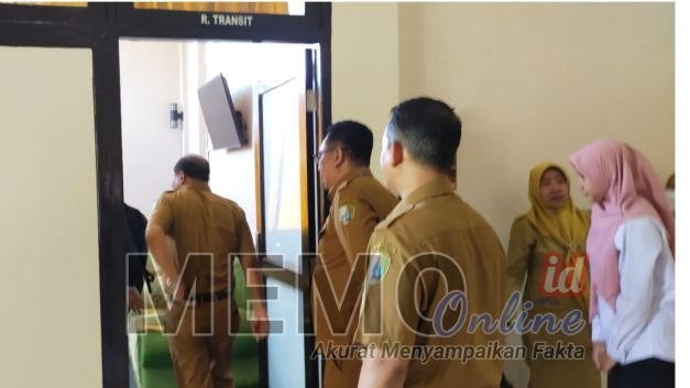 Foto : Tim KPK saat disambut pejabat setempat 