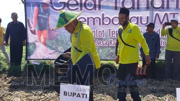 Foto : Bupati Sampang H Slamet Junaidi menyiram tembakau (tengah) saat menghadiri tanam raya tembakau di desa Kamoning Sampang 