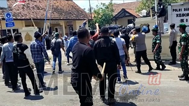 Foto : Situasi Polres Sampang dalam melakukan simulasi didepan Polsek Kota Sampang