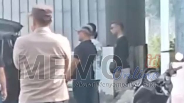 Foto : Polisi mengamankan dua orang di gudang logistik di Kecamatan Sokobanah Sampang (tangkapan layar)
