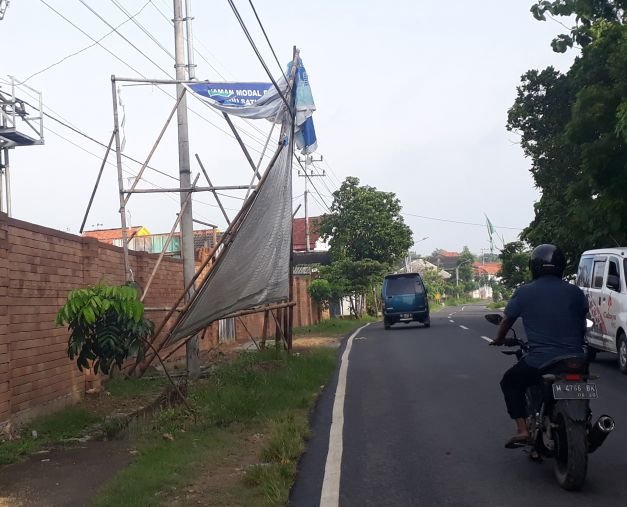 Foto Banner Milik Perizinan yang Dibiarkan Roboh