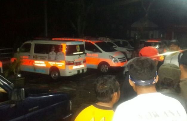 Foto: Sejumlah kepala desa saat mengembalikan mobil ambulan