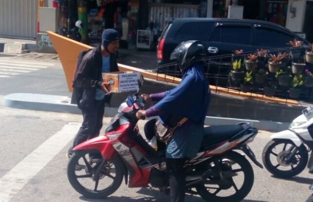 Foto: Aksi penggalan dana untuk guru Budi di Sampang