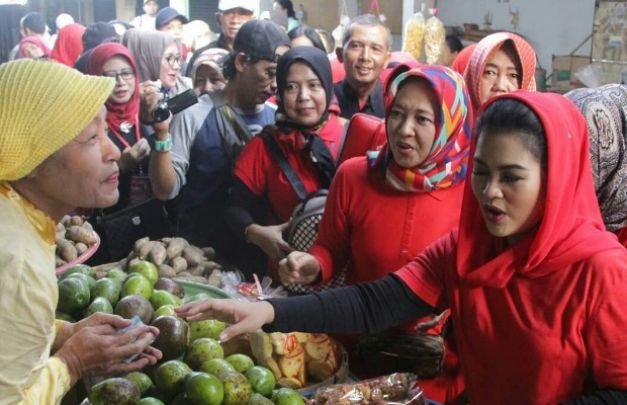 Foto: PUTI Soekarno saat blusukan di pasar Ngawi