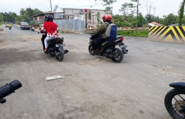 Foto Pengendara saat Melintasi Jembatan yang Baru Diperbaiki