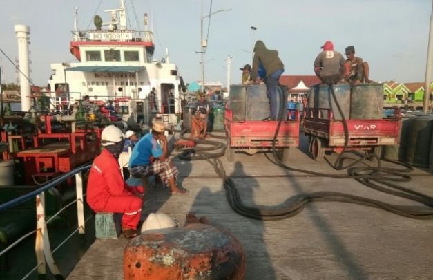 Foto: Pendistribusian BBM ke Pulau Sapeken
