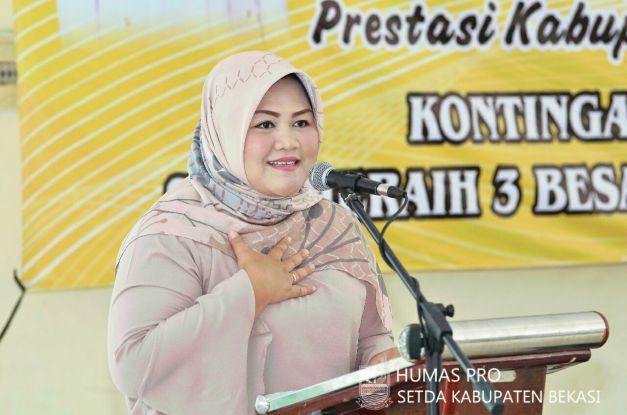 Bupati Bekasi, Neneng Hasanah Yasin, melepas Kafilah MTQ Kabupaten Bekasi di Pendopo Guest House Komplek Pemkab Bekasi, Jumat (13/04/18).