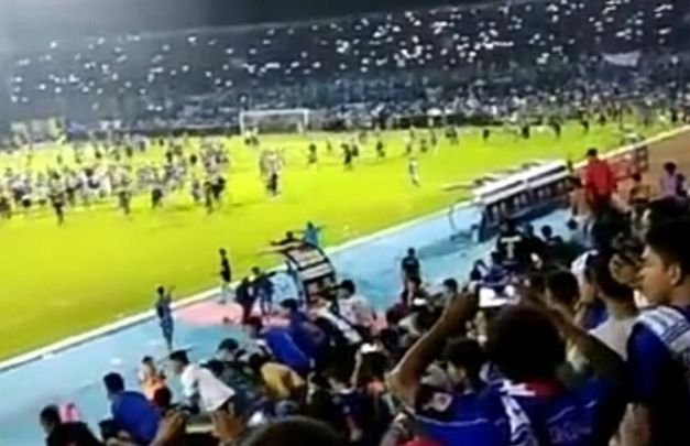Foto: situasi pertandingan antara Arema FC melawan Persib di Stadion Kanjuruhan