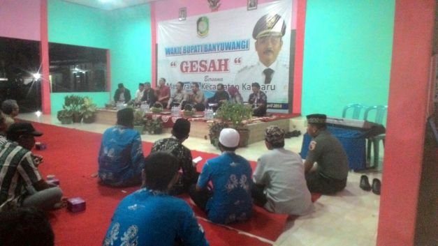 Foto: wakil Bupati Banyuwangi saat melakukan gesah dengan warga Kalibaru