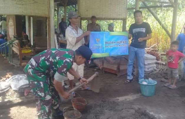 Foto: Baznas Kabupaten Malang saat Bantu Bedah Rumah Waga di Kalipare