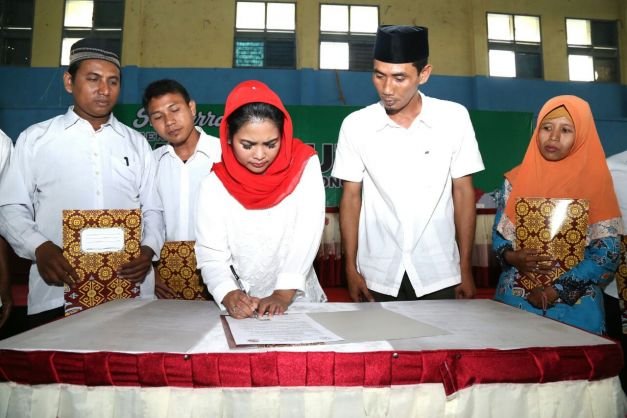 Foto: Puti Guntur Soekarno saat teken kontrak politik dengan GTT dan PTT di Lamongan
