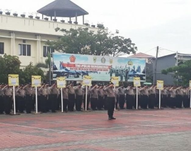 Polres Metro Bekasi saat menggelar apel pergeseran pasukan di Mapolres Metro Bekasi, Cikarang Utara, Kabupaten Bekasi, Senin (25/6/2018)