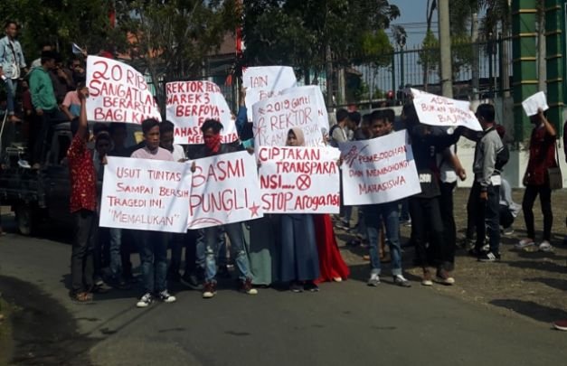 Foto : Massa Aksi Saat Demo Didepan Kampus IAIN Madura