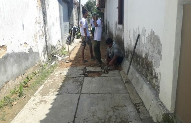 Foto : Pekerjan saat membongkar jalan yang lama