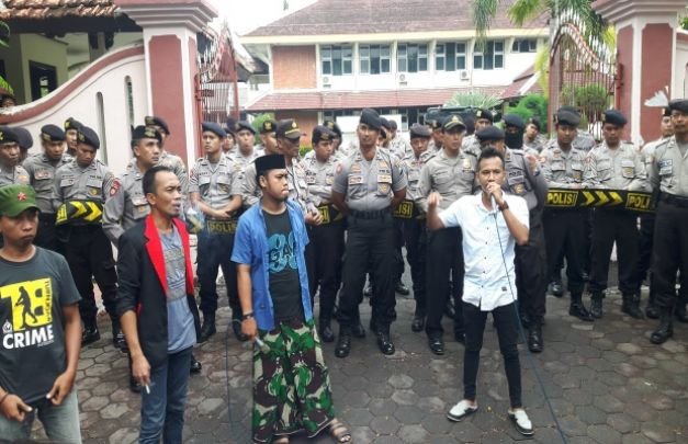 Foto : Massa Aksi Demonstrasi saat Menyampaikan Aspirasinya di Depan Kantor Bapati Pamekasan