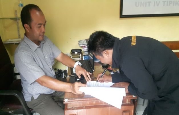 Foto : Saat Penyidik Meminta Wartawan Menandatangani Berkasnya