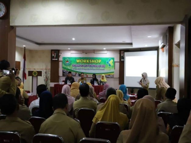 Bupati Baddrut Tamam Bersama Pegawai Dinkes Pamekasan