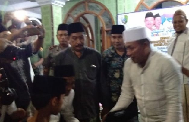 Foto: Bupati Sampang saat melakukan safari ramadan Desa Petapan - Torjun