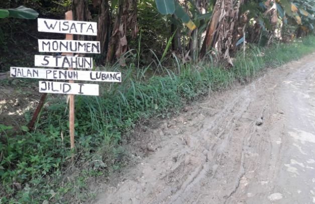 Foto: wisata jalan berlubang di Desa Pragaan Daya Kec. Pragaan Sumenep