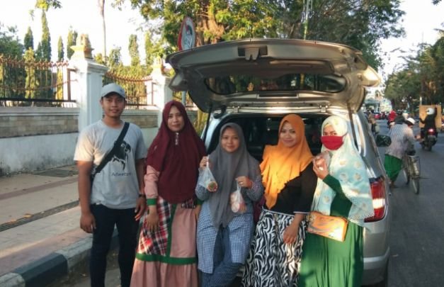 Foto: Tim Sedekah Hidangan Langit  siap bagi - bagi takjil