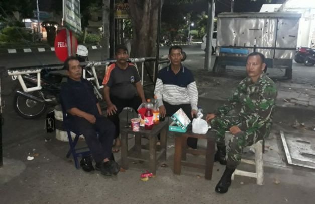 Foto: Babinsa Kodim Surabaya Timur saat melakukan patroli