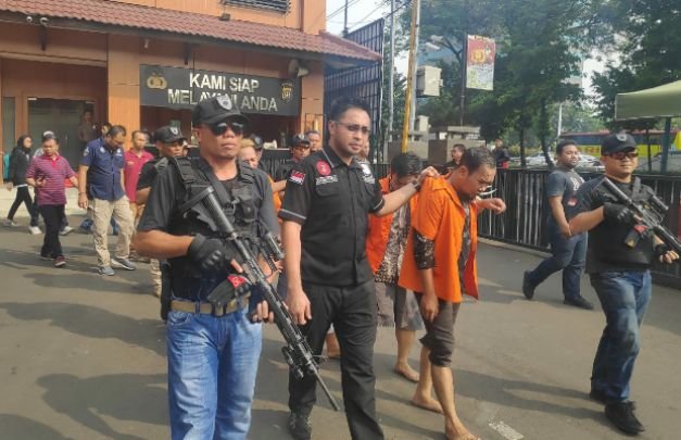 Foto: pelaku Pembakaran Mobil Brimob Slipi  saat digelandang petugas