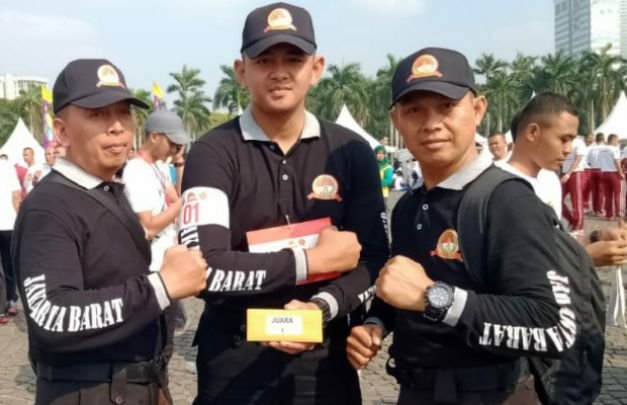 Foto: juara 1 lomba gerak jalan HUT Bhayangkara ke- 73