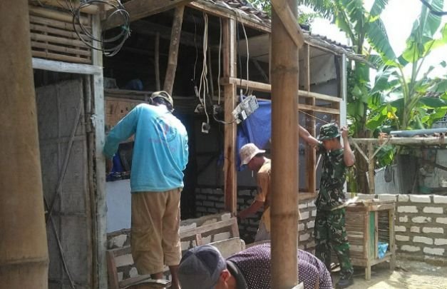 Foto: Babinsa Desa Larangan Slampar  saat membantu perbaiki rumah warga