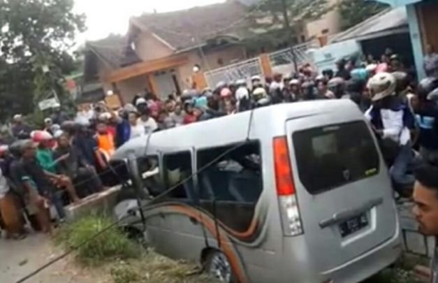 Foto: Bus supporter Arema yang kecelakaan di jember