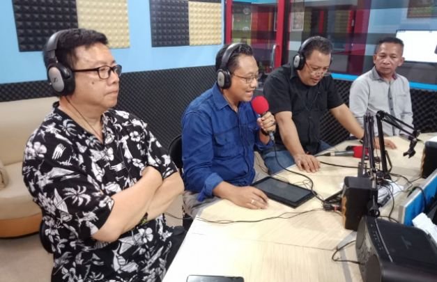 Foto: Roedy Widodo  Kapala Sub Direktorat Pemulihan Korban BNPT dalam acara Talk Show yang digelar di Radio Montini 106 FM Manado