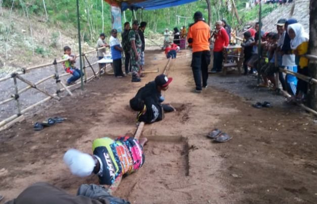 Foto: peserta lomba saling adu fisik 
