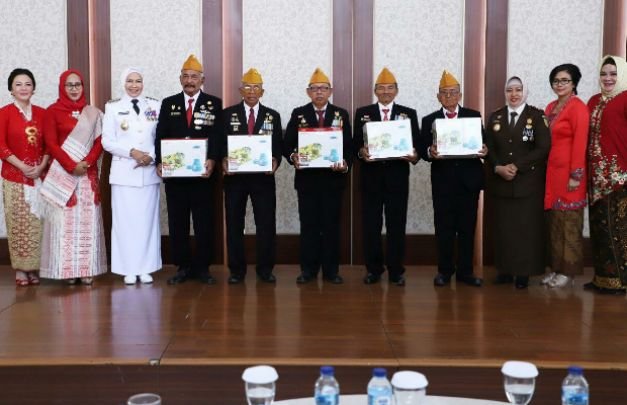 Foto: Walikota Batu saat sesi foto bersama para Veteran Kota Batu. (Foto : Daniel Hermanto)