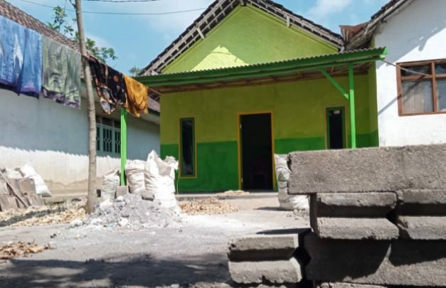 Foto: Rumah Supadi, berdempetan dengan rumah sebelahnya, termasuk temboknya masih numpang meski dalam kondisi dibedah