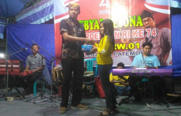 Foto: Lurah Patemon, Saat memberikan hadiah kepada salah satu pemenang lomba tahan tawa