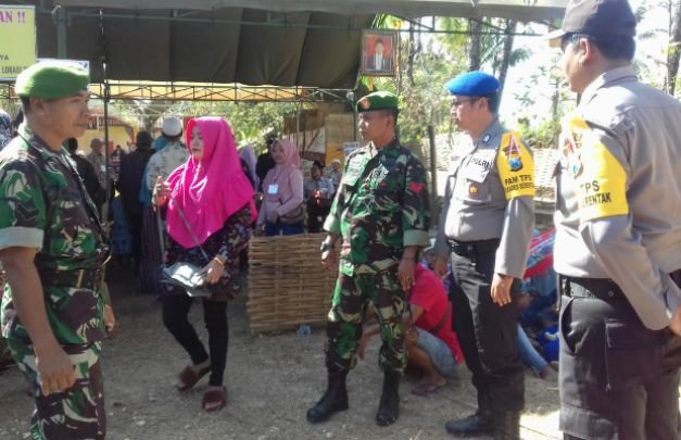 Foto: Sinergitas TNI - Polri Dalam Pengawalan dan Pengamanan di Lokasi Pencoblosan Pilkades Serentak