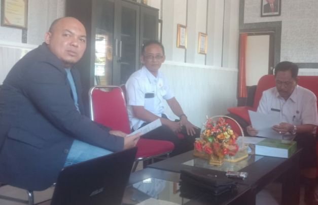 Foto: Kadis Naker Sumenep saat proses penandatanganan MOU di PT HKE Sinar Mas Group
