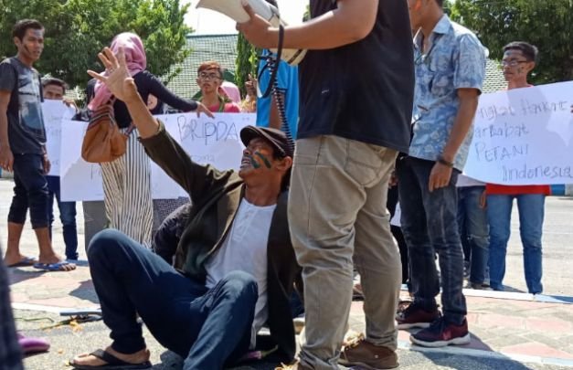 Foto: pukuhan pemuda sumenep saat melakukan aksi demo