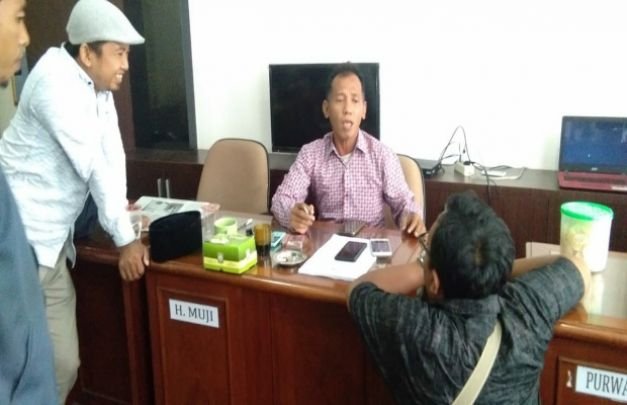 Foto :  Agus anggota DPRD Sampang dari komisi II saat di wawancara dengan awak media