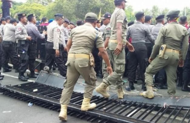 Foto: demo ricuh ratusan mahasiswa di jember