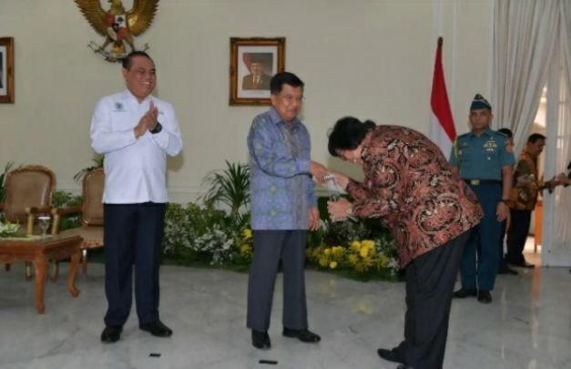 Foto: penyerahan penghargaan oleh Wakil Presiden Jussup Kalla