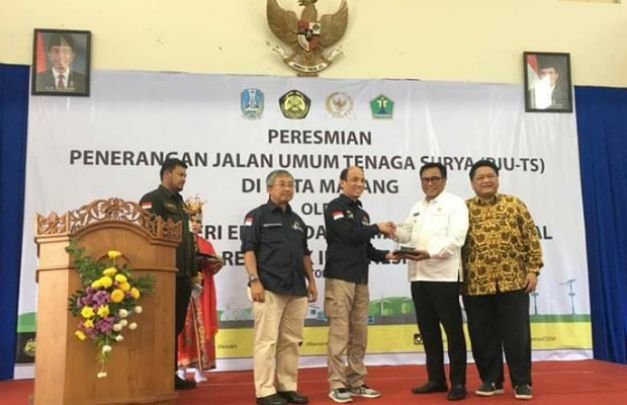 Foto: Wakil mentri ESDM Arcandra Tahar sedang menyerahkan secara simbolis 150PJU Tenaga Surya Kepada Wakil Wali Kota Malang Sofyan Edy Sujarwoko