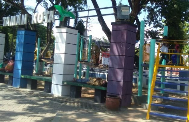 Foto : Wahana permainan jembatan goyang di Taman Bunga Sampang