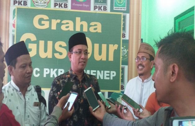Foto: KH Unais Ali Hisyam saat ambil formulir calon bupati ke dpc pkb sumenep