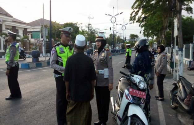 Foto : Kasat Lantas Polres Sampang AKP Anita Kurdi memimpin langsung operasi zebra semeru 2019
