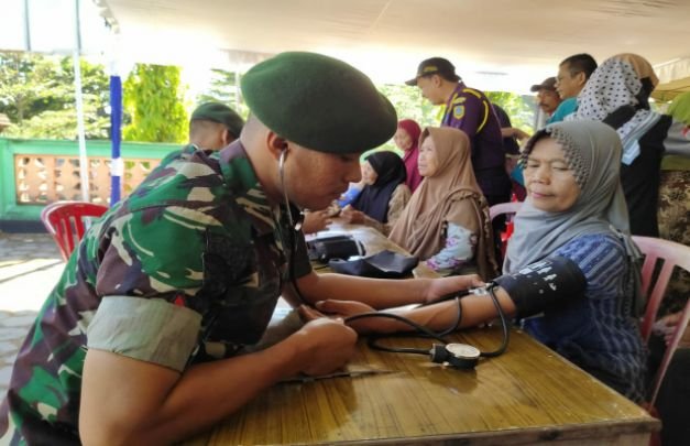 Foto: pengobatan gratis Yonarmed 12/Divif 2 Kostrad
