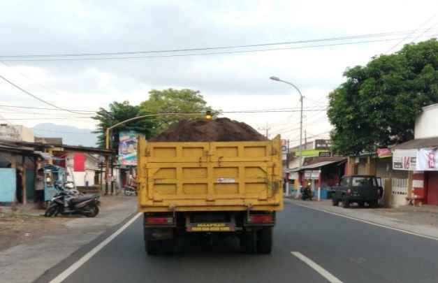 Foto: truk pengangkut pasir saat melintas di jalan raya