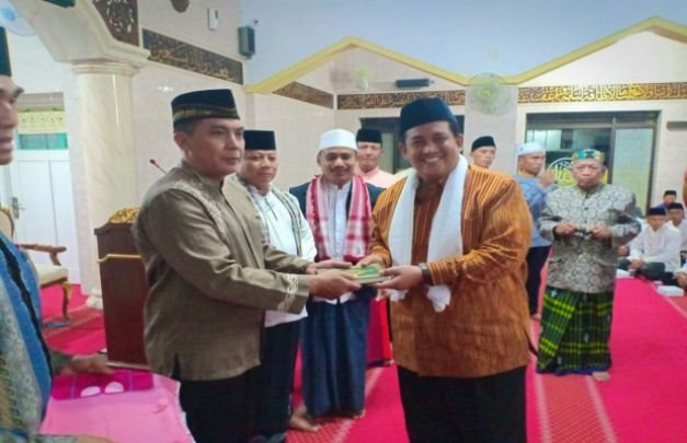 Fpto: penyerahan bantuan 300 Al-qur'an secara simbolis oleh Kepala Kemenag
