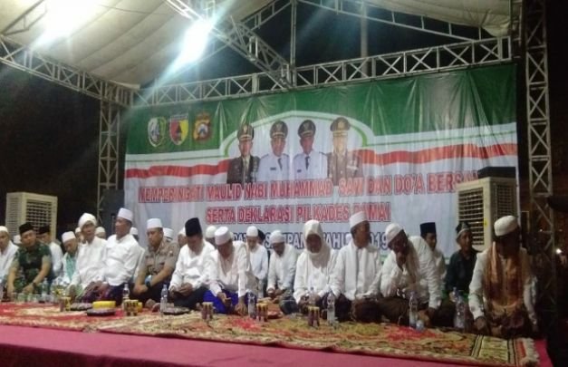 Foto : Calon P2KD dan salah satu Cakades disaksikan Bupati Sampang, Kapolres Sampang dan Dandim 0828 menandatangi deklarasi damai