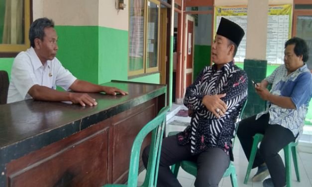 Foto : Sekretaris Komisi 1 DPRD Sampang saat sidak di Kantor Kelurahan Gunung Sekar Sampang