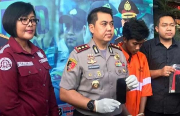 Foto: tersangka penyebaran video porna saat diamankan polisi